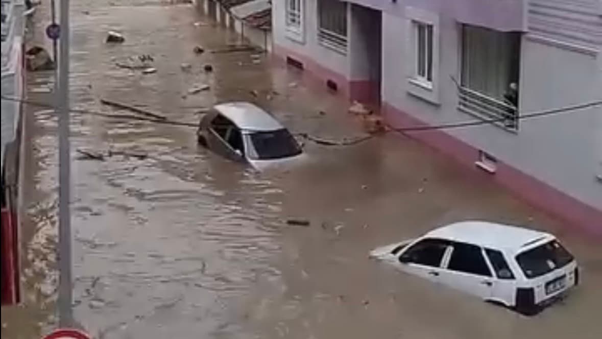 Samsun'da sağanak yağış sele neden oldu