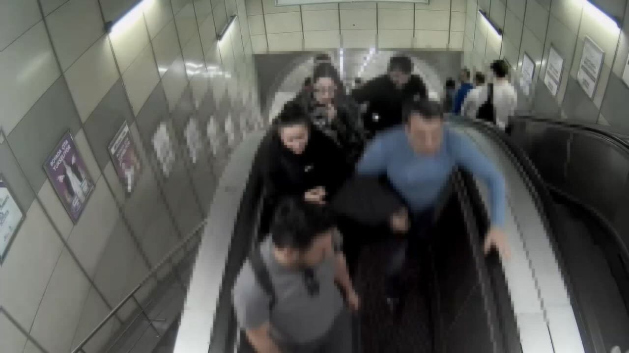 Metroda cep telefonunu çalan iki kişi tutuklandı