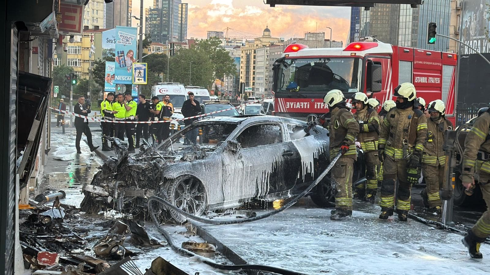 Şişli'de otomobil iş yerine girerek yangın çıkardı