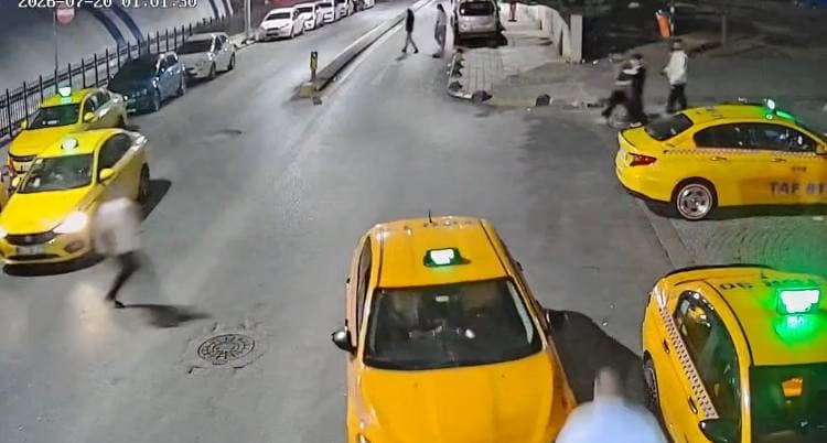 Freni çekilmeyen taksi geri kaydı, çevredekiler durdurdu