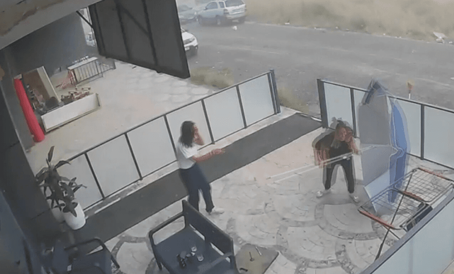 Aksaray'da şiddetli rüzgar şemsiyeyi havalandırdı