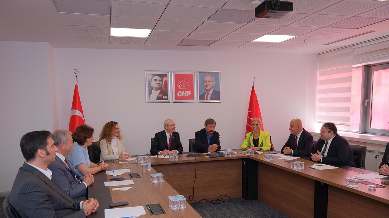 CHP'de Özgür Özel dönemindeki ihraçlar iptal edildi.