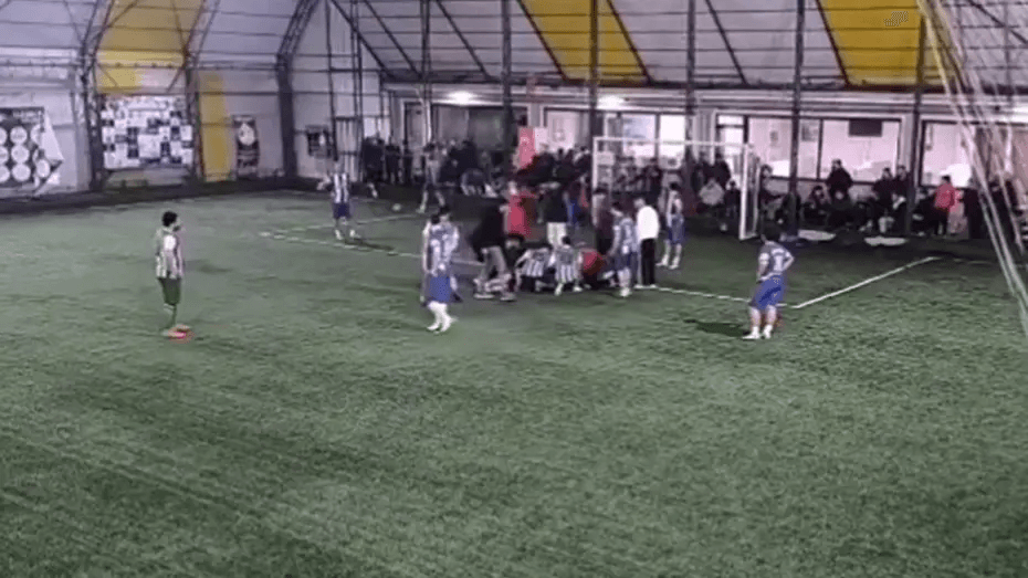 Halı sahada korku dolu anlar. Hakem müdahalesi kurtardı