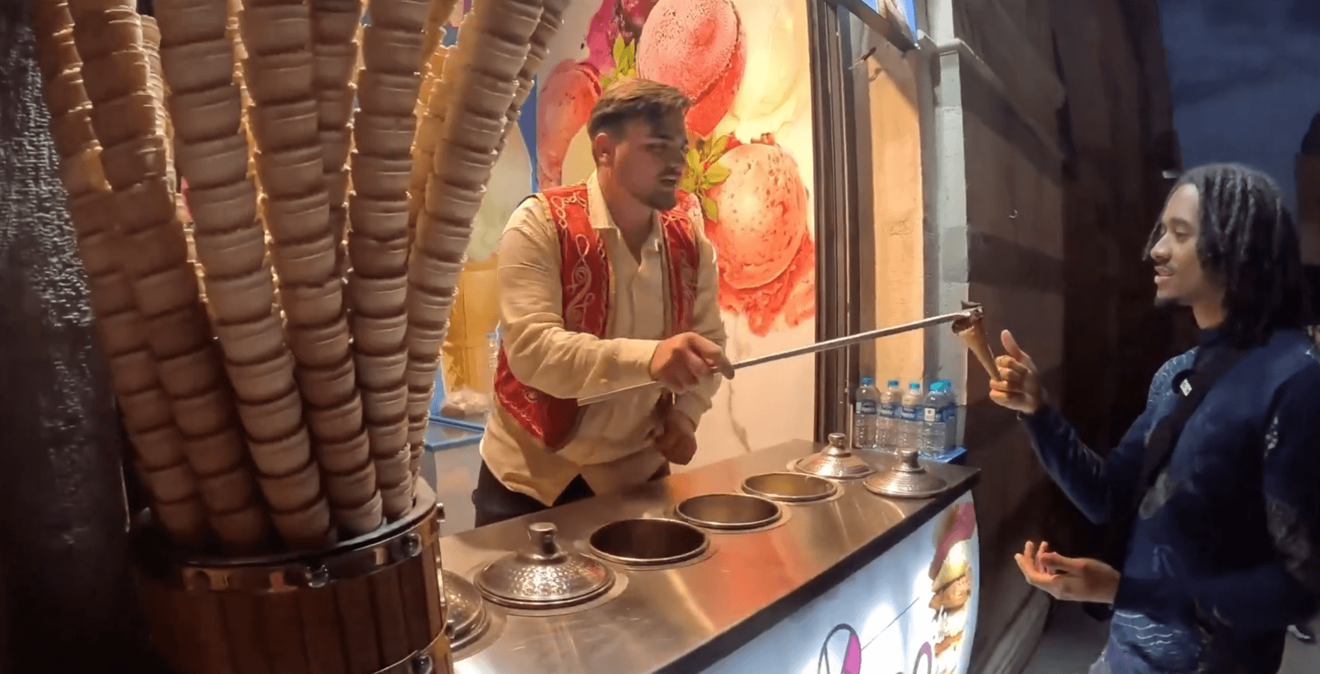 Dondurma gösterisi turisti isyan ettirdi, "50 lira yerine 300 lira aldılar" dedi.