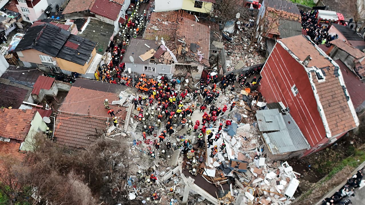 Fatih'te çöken binalar. 10 yaralıdan 2'si taburcu edildi
