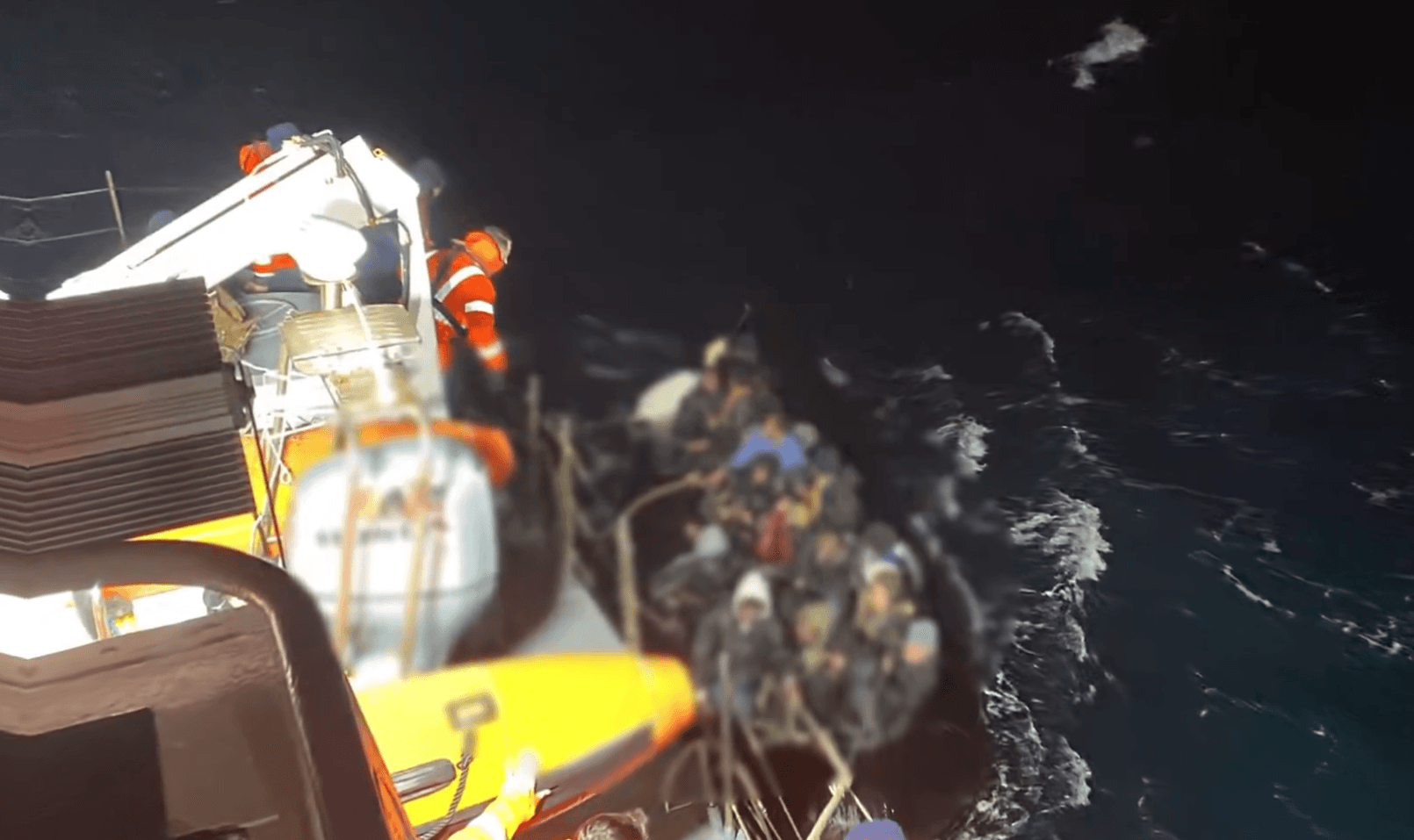 İzmir'de göçmen botu yarı batık halde bulundu. 37 kaçak göçmen kurtarıldı, 1 kişi yaşamını yitirdi