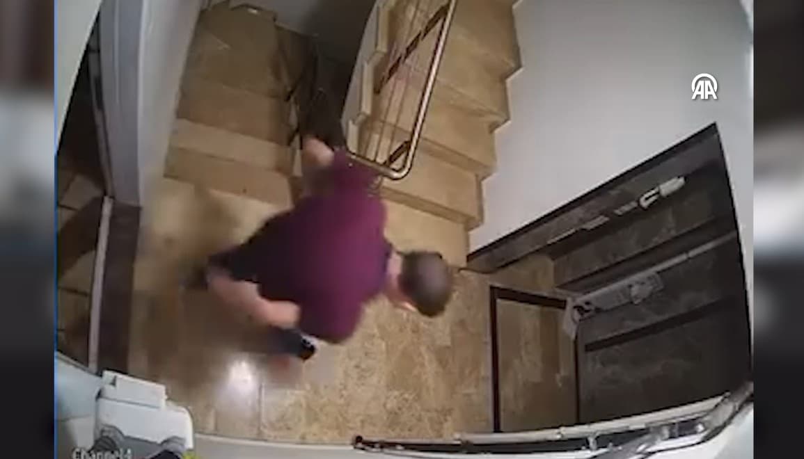 Tehlikeli anlar! Doğal gaz sayacını söküp bina sakinlerini tehdit etti