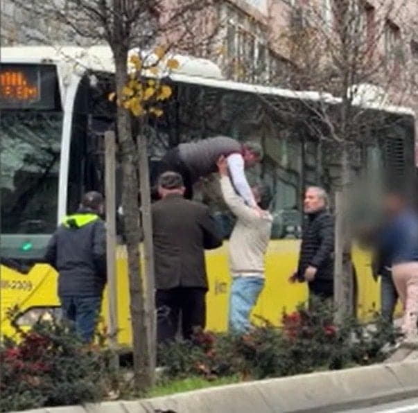 İETT şoförü camdan fırlayıp kavgaya tutuştu