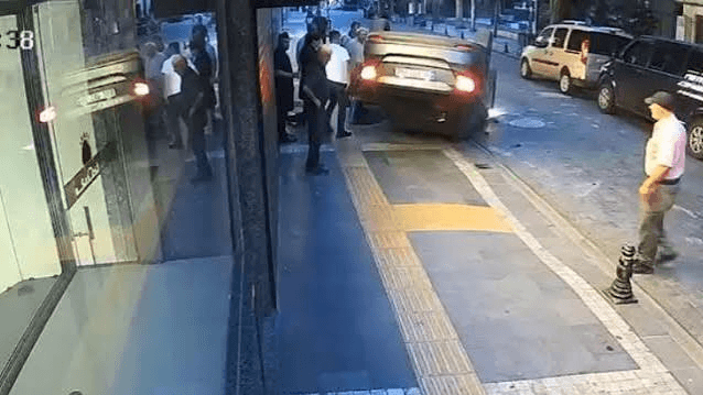 Akçaabat'ta otomobil minibüse çarparak takla attı