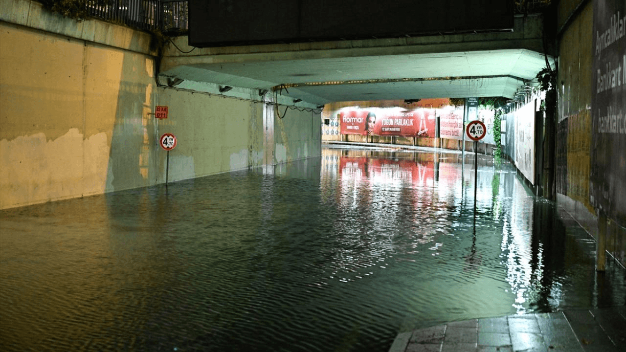 İstanbul'da şiddetli yağış nedeniyle su baskınları yaşandı