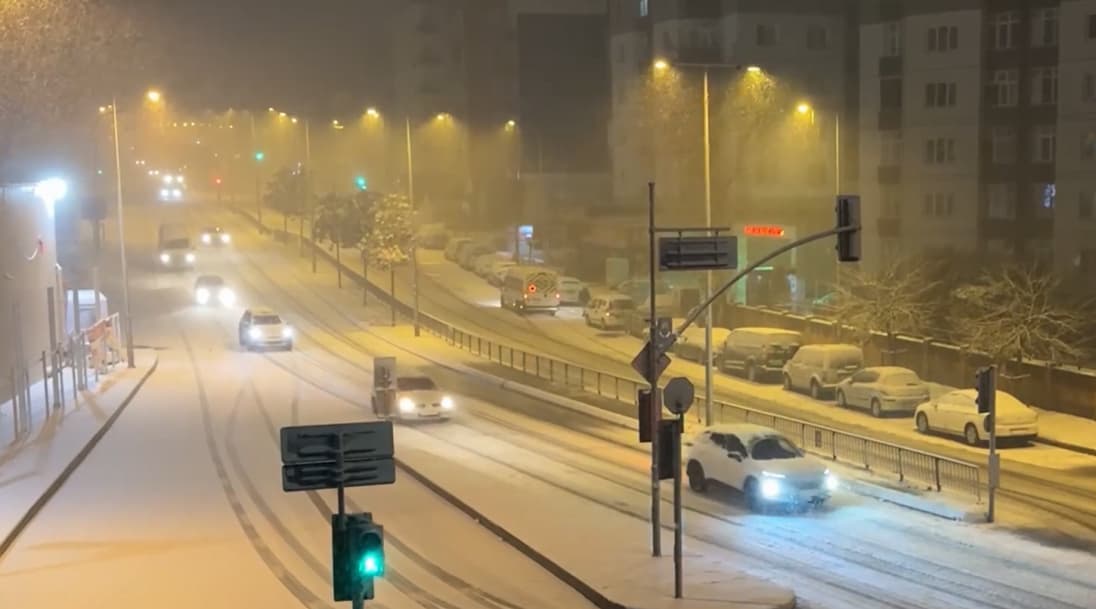 İstanbul'da kar aniden bastırdı, trafik durdu: Kar yağışı ne kadar sürecek?
