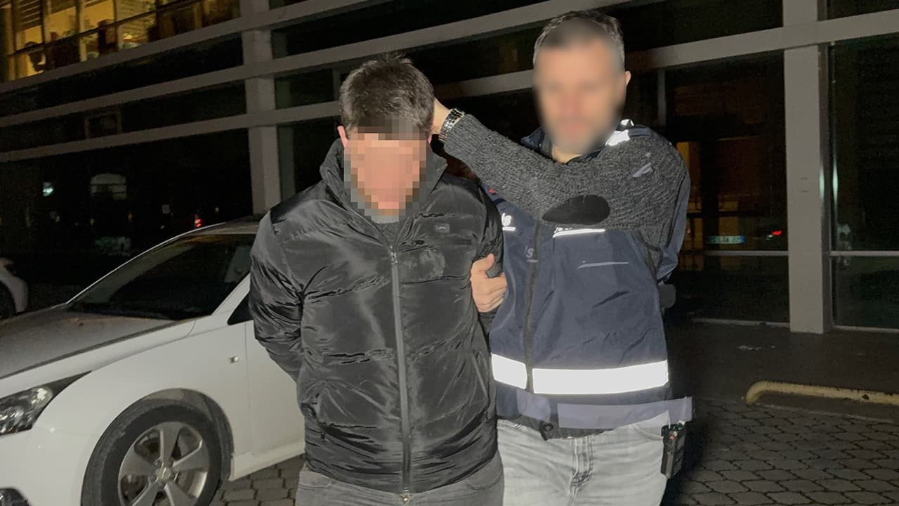 Kafe müdürü müşterileri rahatsız ettiği öne sürülen 4 kişiyi vurdu