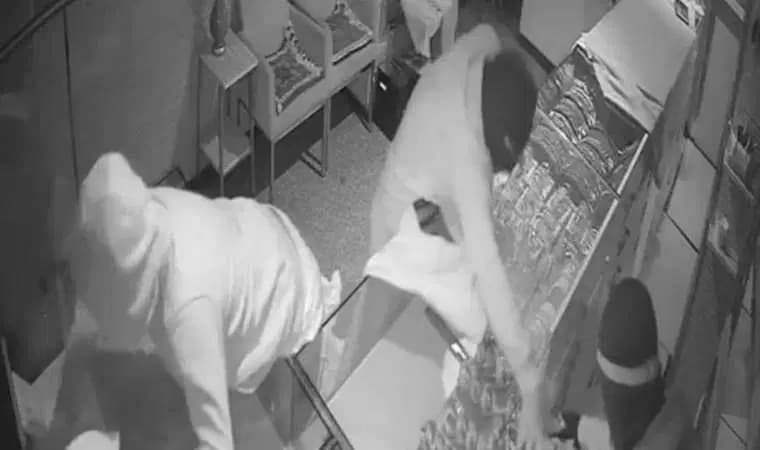 Kağıthane'de kuyumcu soygunu kamerada