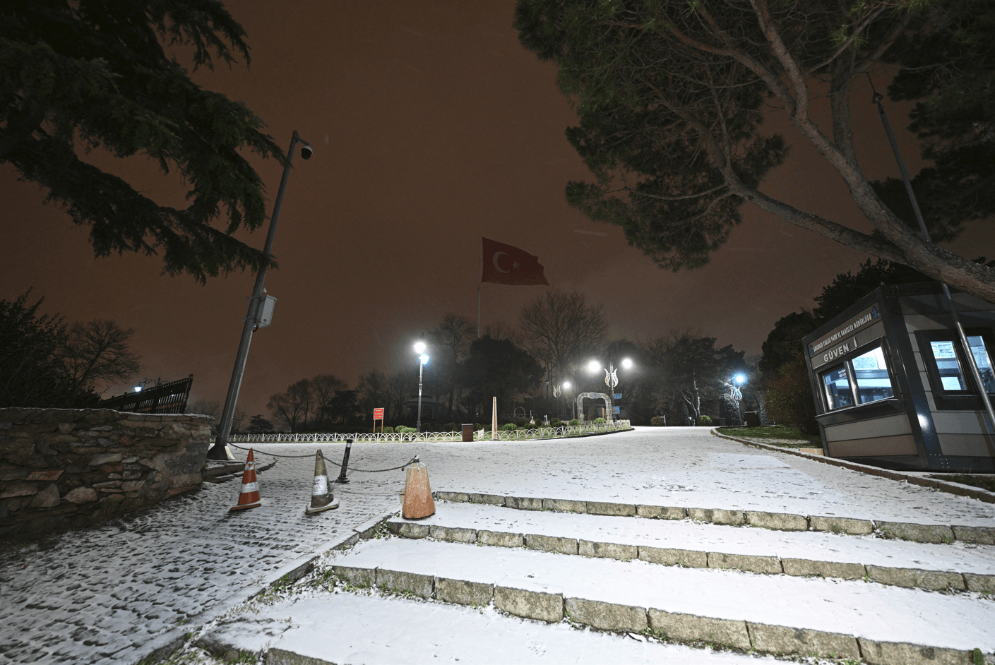 Kar geri döndü! İstanbul'un bazı ilçeleri beyaza büründü