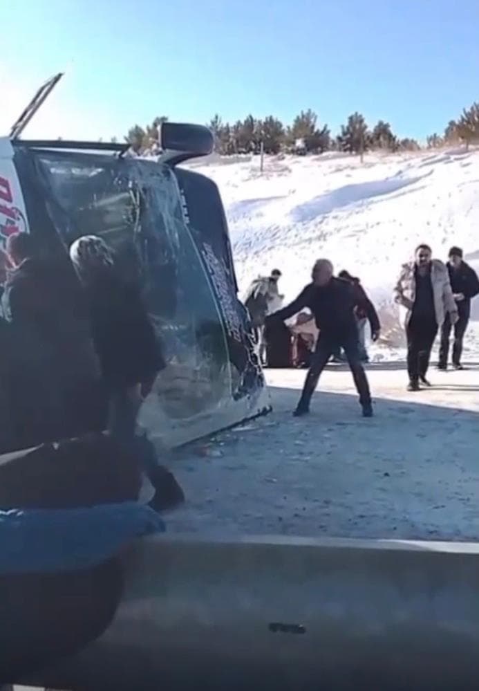 Kars'ta yolcu otobüsü devrildi. Yaralılar var