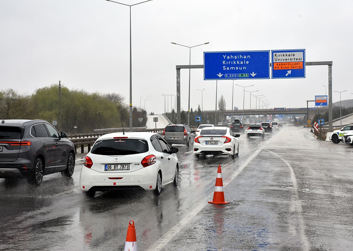 43 ilin geçiş güzergahında trafik yoğunluğu