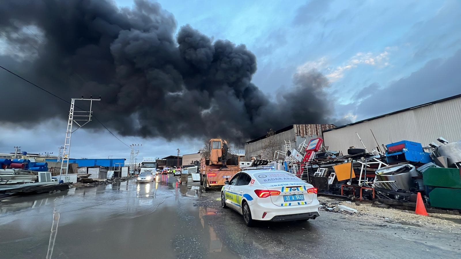 Mersin'de geri dönüşüm tesisinde yangın. Dumanlar gökyüzünü kapladı