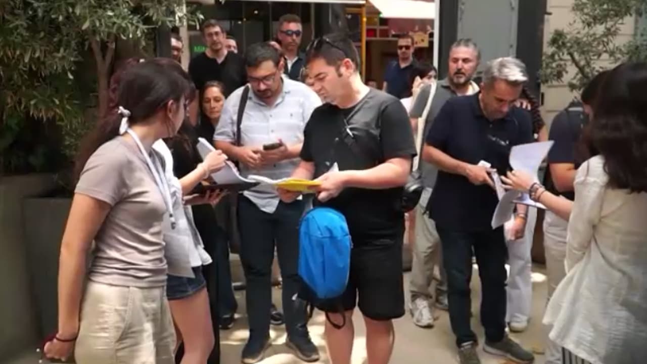 İstanbul'daki okulların bahçeleri velilerle dolup taştı