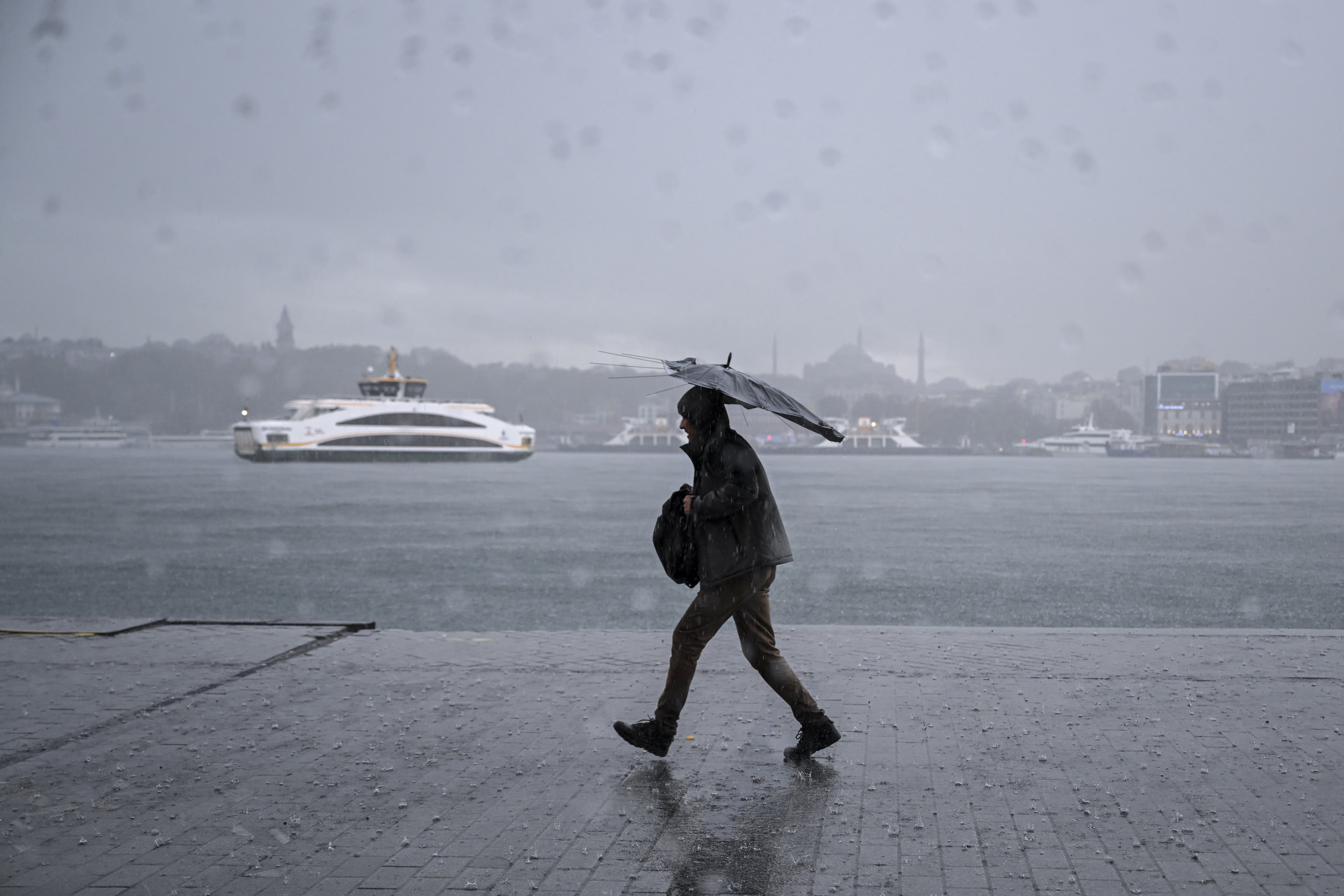 İstanbul için yağmur uyarısı. Güneşli günler yerini yağmura bırakıyor