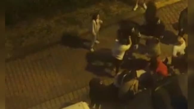 Sokak ortasında iki aile birbirlerine girdi. O anlar kamerada