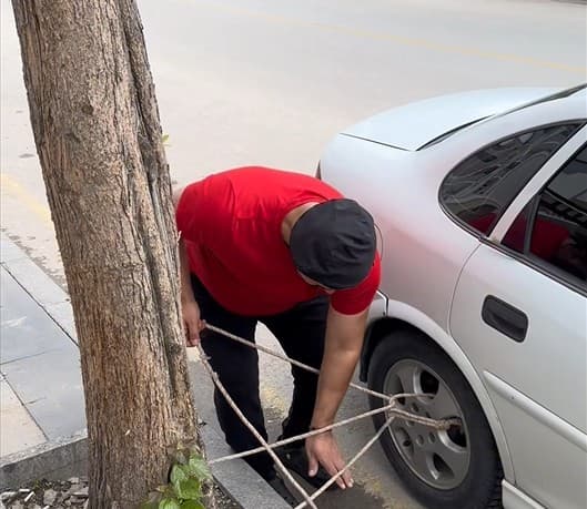 Tokat'ta esnaf, aracını taşkın tehlikesine karşı ağaca bağladı