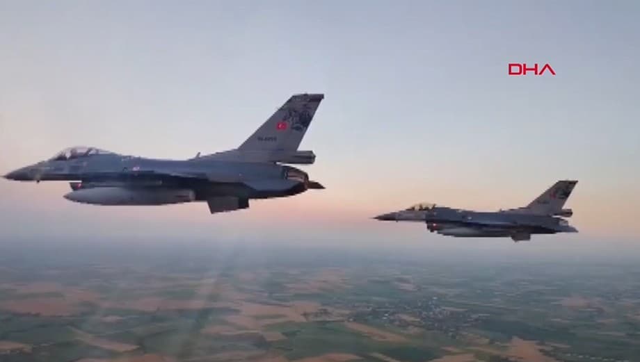 Kozan'da muharip uçak gösterisi büyük ilgi gördü