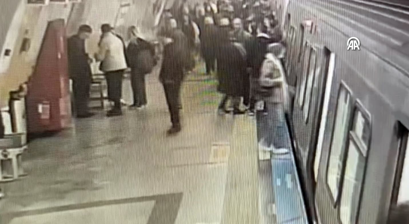 Taksim metrosunda polisten suçüstü