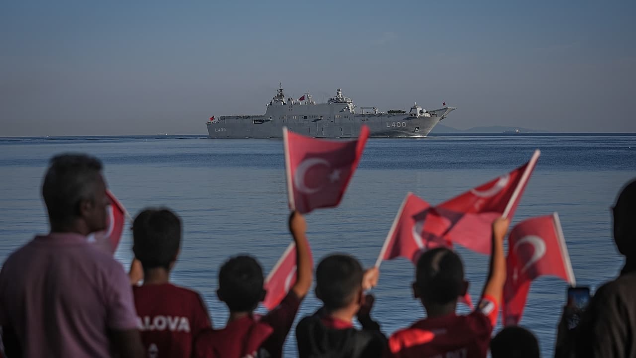 TEKNOFEST Mavi Vatan'da TCG Anadolu ve TCG Heybeliada Yalova'dan selam gönderdi