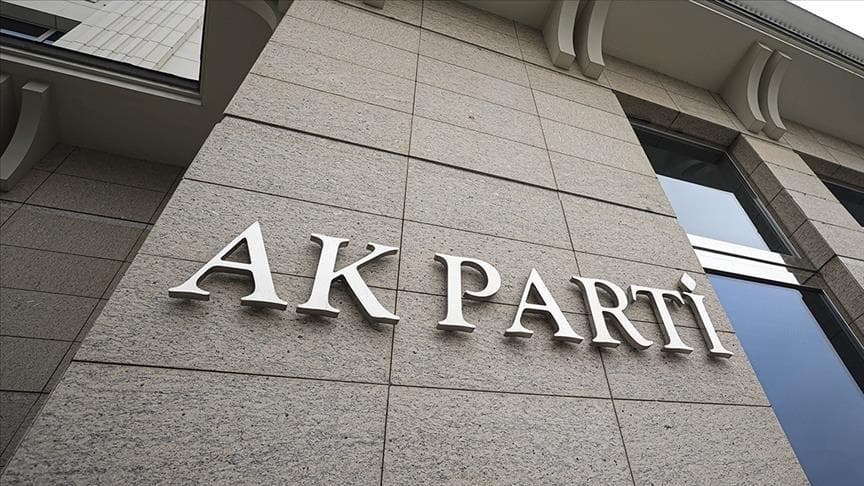 AK Parti'den "Ay yıldızın gölgesinde güvendeyiz" paylaşımı
