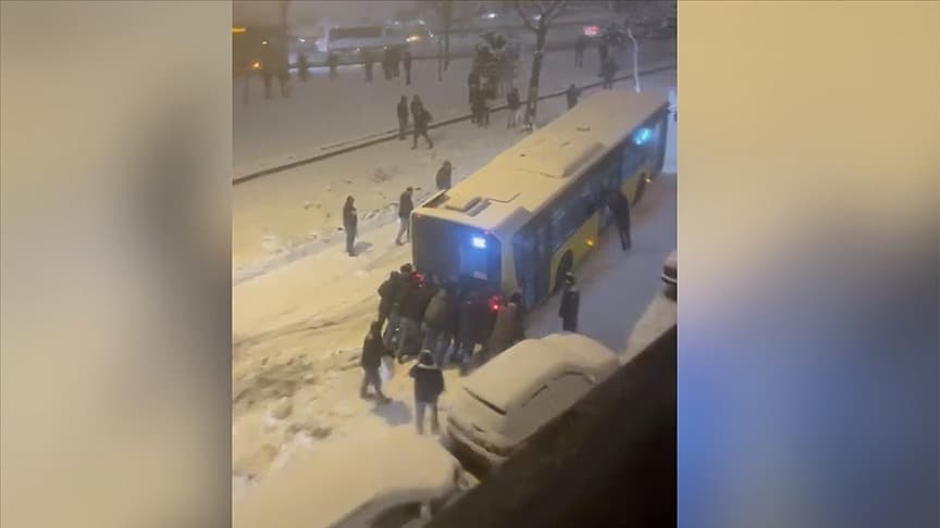 Esenler'de kar nedeniyle yokuşu çıkamayan İETT otobüsünü çevredekilerin itmesi kamerada