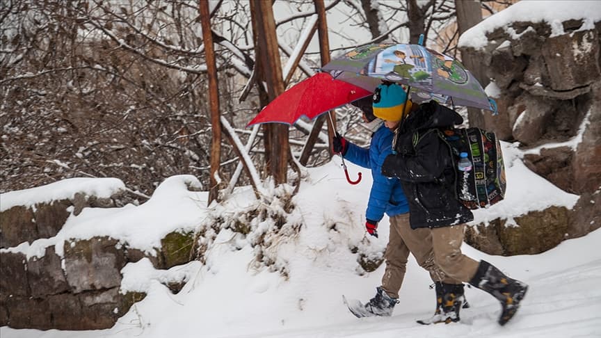 Hakkari'de eğitime kar engeli