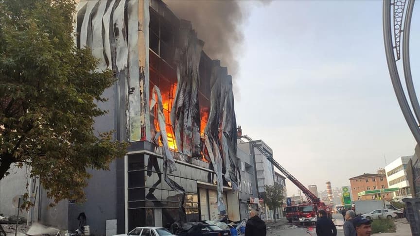 Kocaeli'deki fabrika yangınında 7 kişi hayatını kaybetti, 3 kişi tahliye edildi