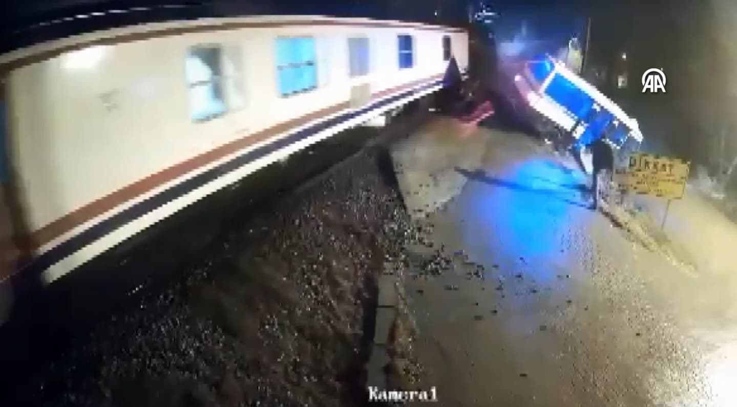 Hemzemin geçitte ölümden kaçış! Minibüsten son anda indi