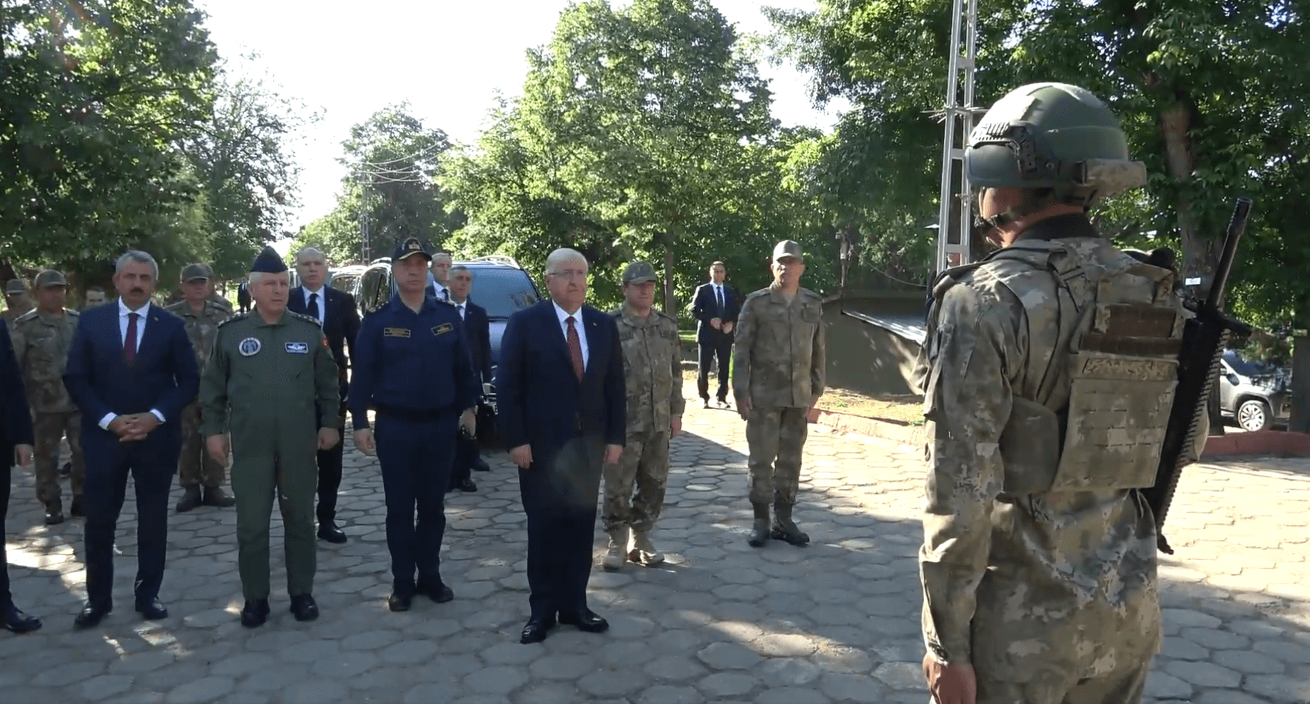 Bakan Güler, Yunanistan sınırında askerlerle bayramlaştı