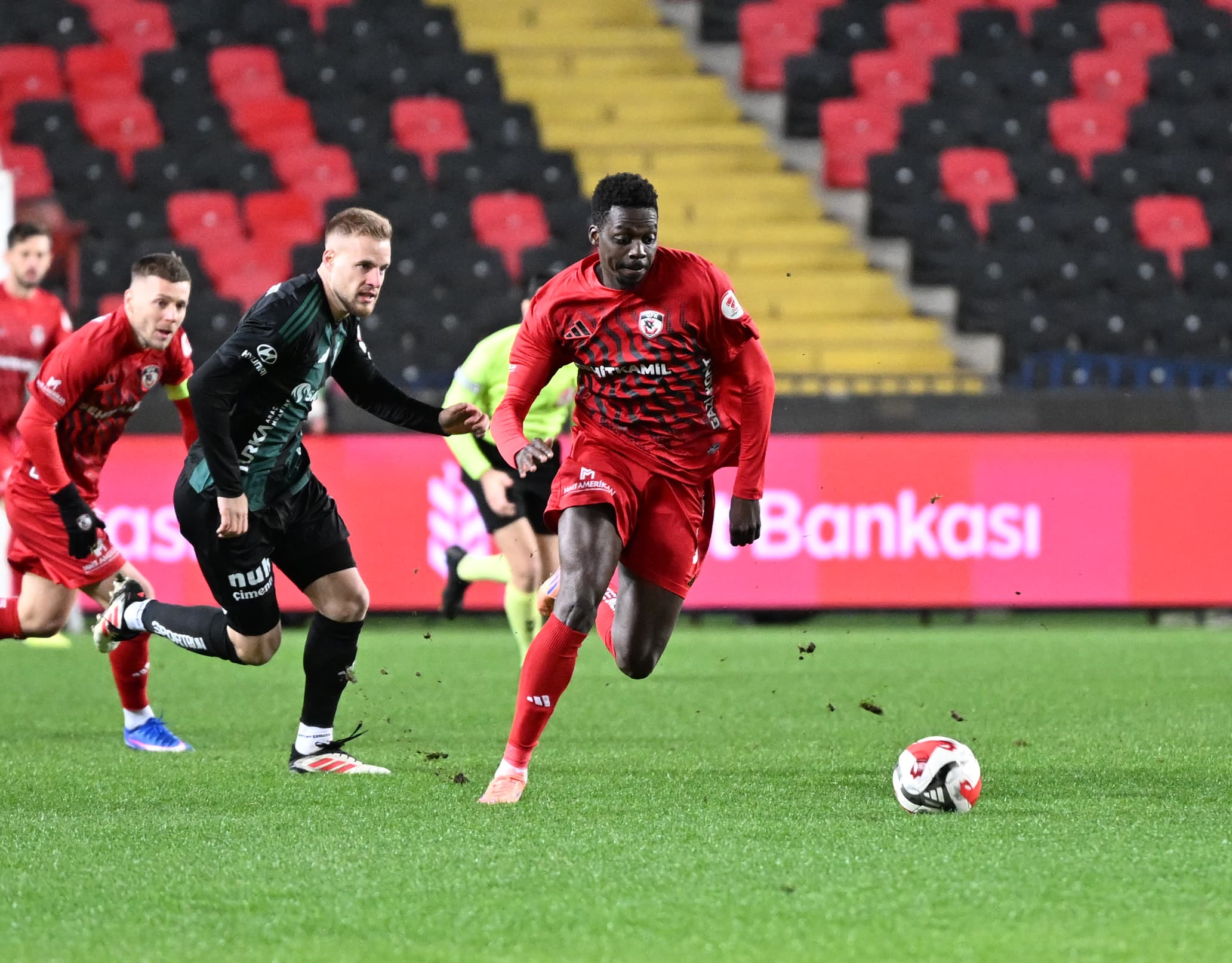 10 kişi oynayan Gaziantep FK kupada ilk galibiyetini aldı