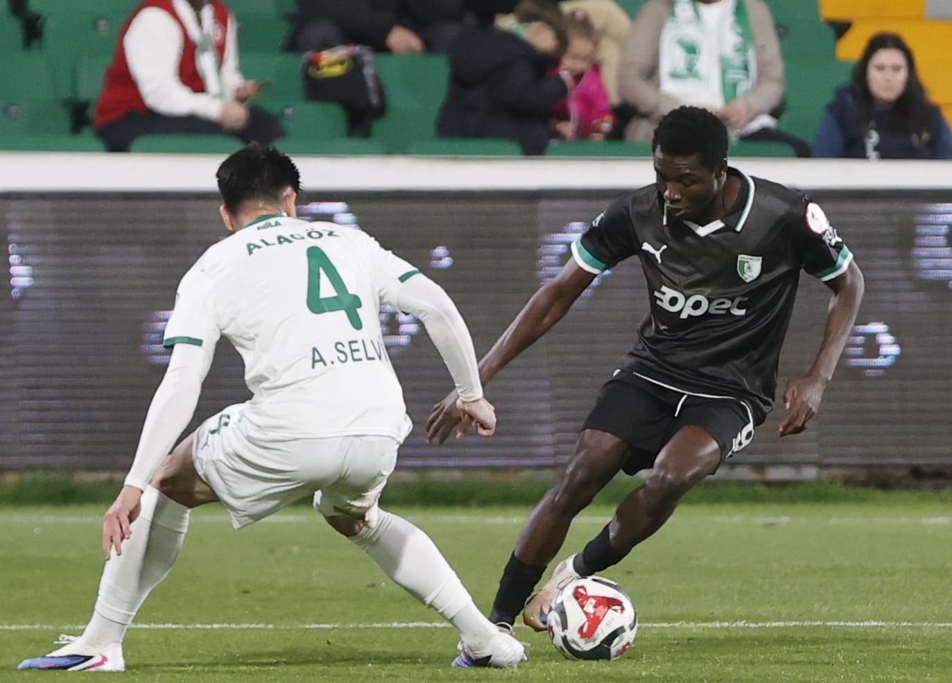 Bodrum'da skandal anlar: Irkçılık yapan taraftar için maç durduruldu