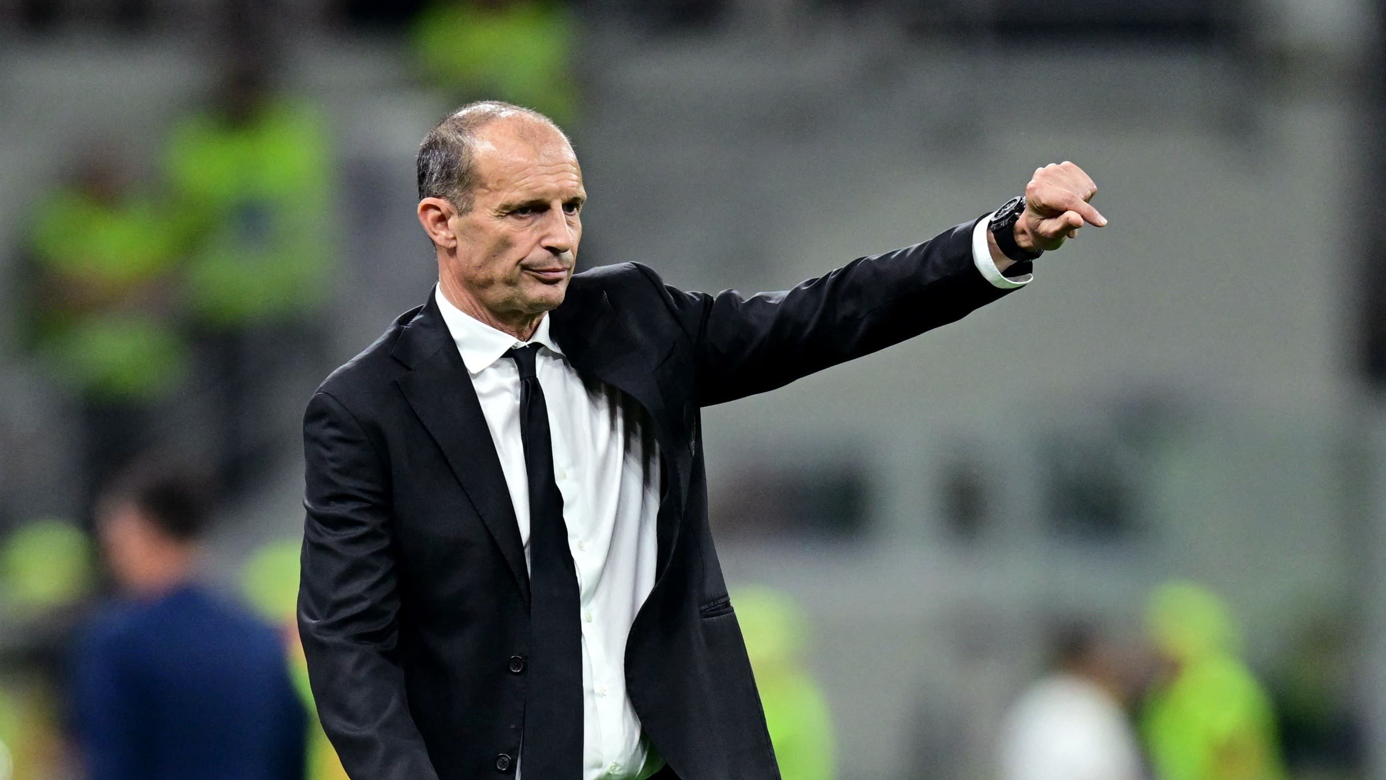 Milan, Allegri ile birlikte 4 kişiyi işten çıkardı