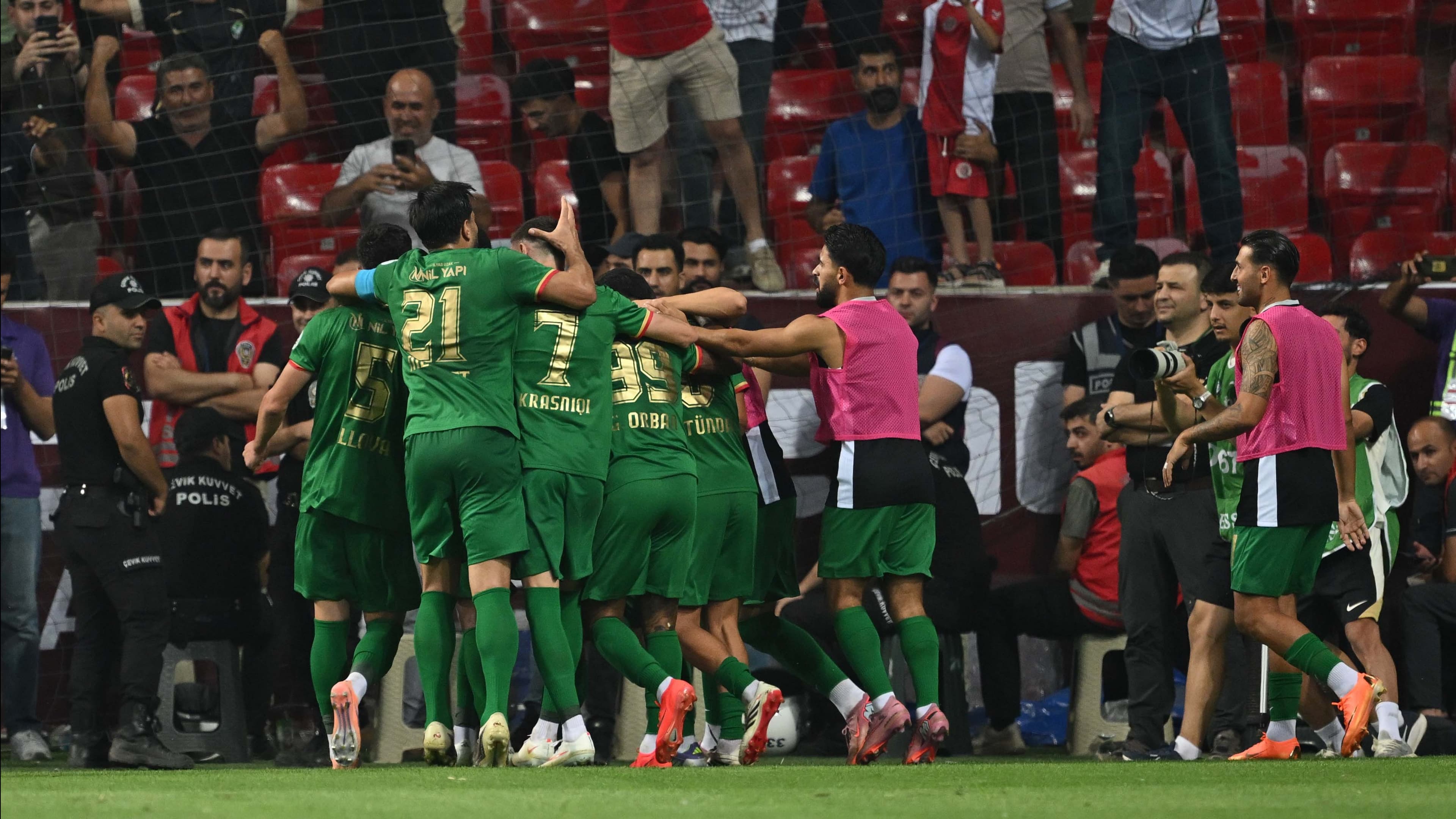 Amedspor, Süper Lig'deki ilk maçında Erzurumspor'u 3-0 yendi