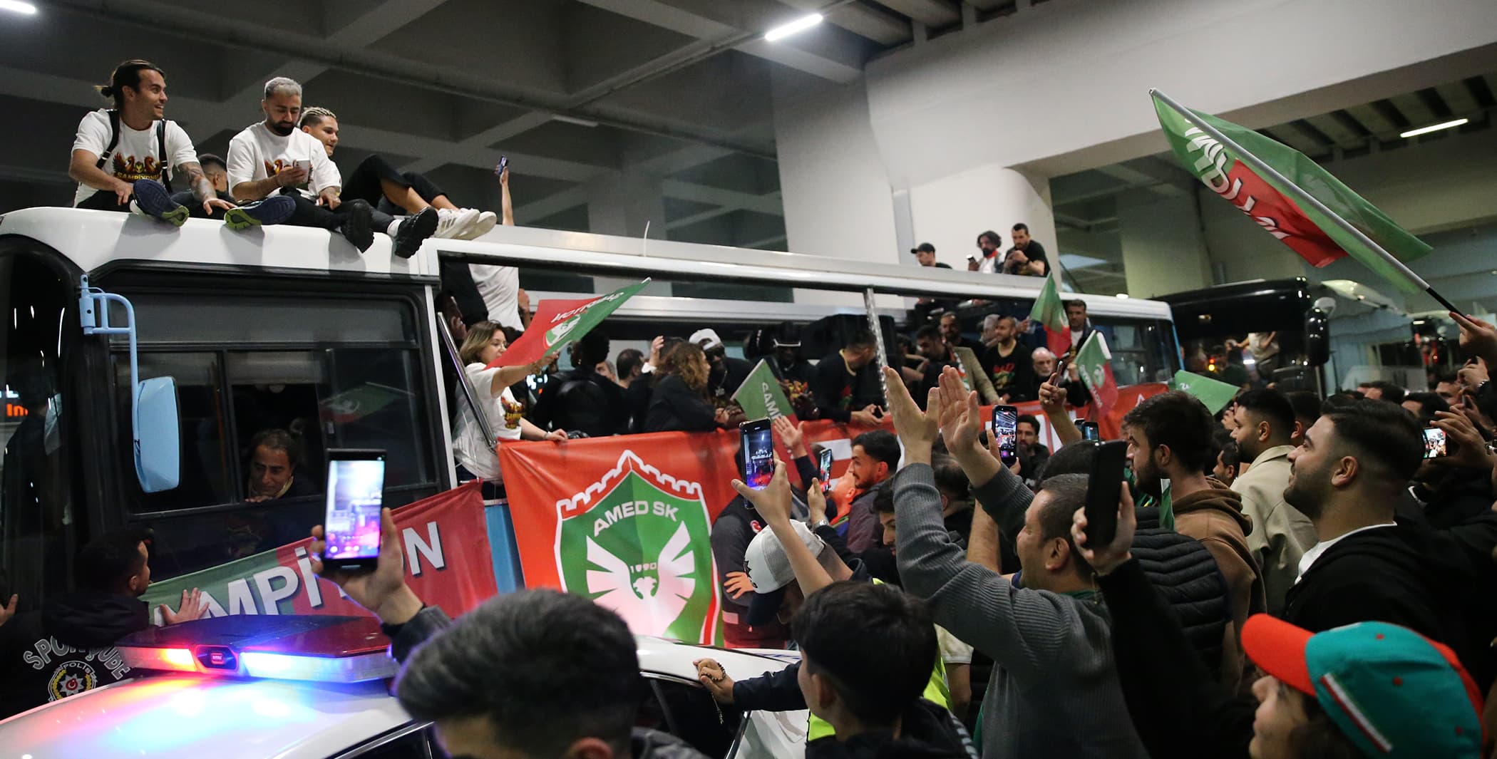 Süper Lig'e yükselen Amedspor, Diyarbakır'da coşkuyla karşılandı