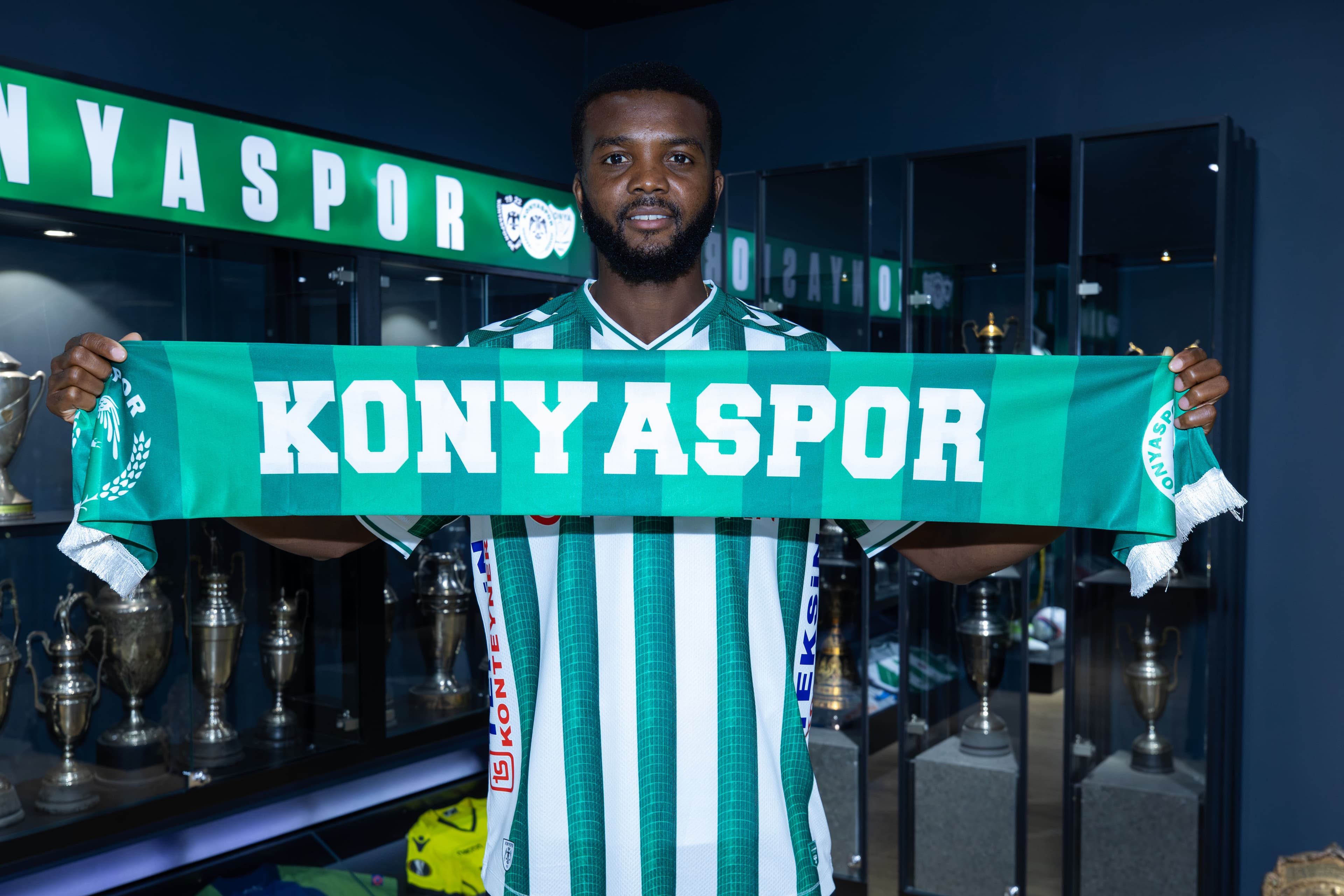Chidozie Awaziem, Konyaspor ile 2 yıllık sözleşme imzaladı