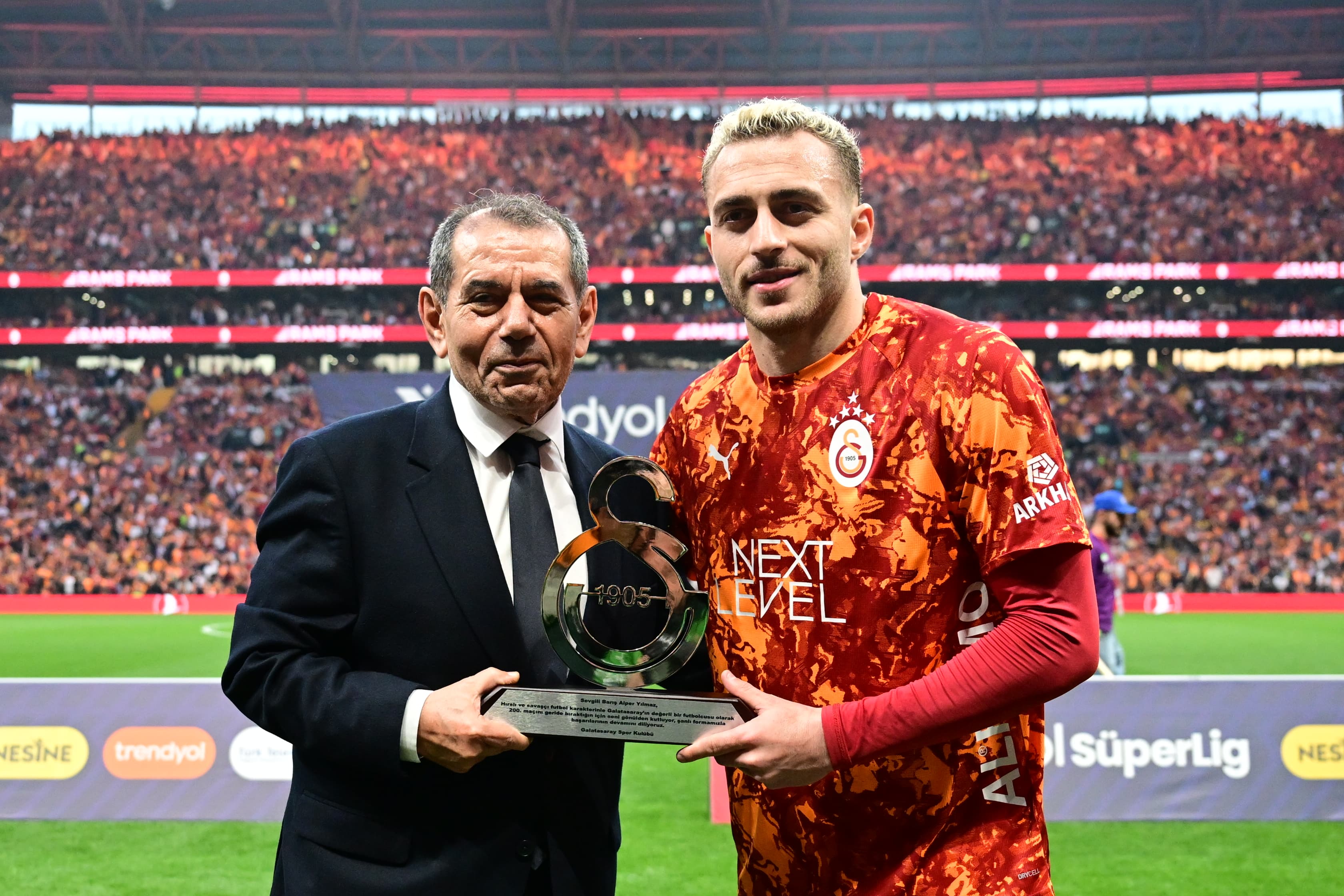 Fenerbahçe maçı öncesi Barış Alper Yılmaz'a plaket