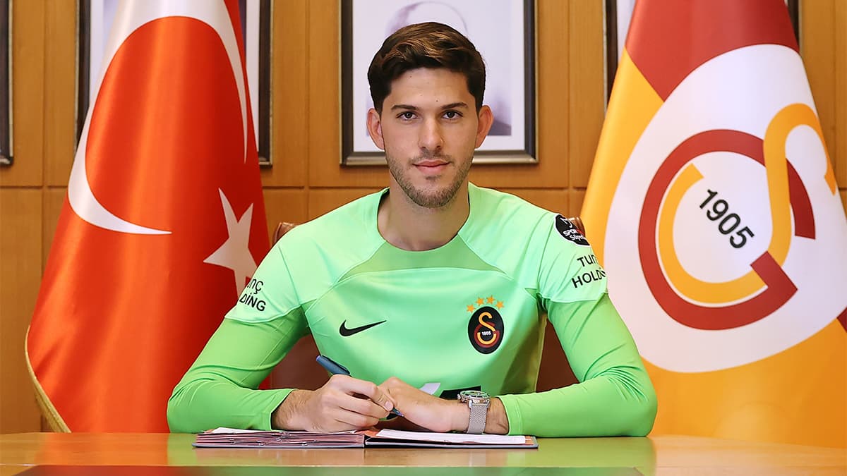Galatasaraylı kaleci Batuhan Şen, Fatih Karagümrük'e transfer oldu.