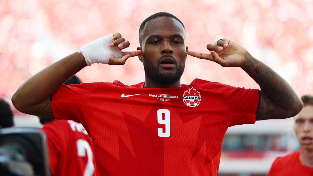 Cyle Larin, gol sevinci ve yedek kalmanın üzüntüsünü paylaştı