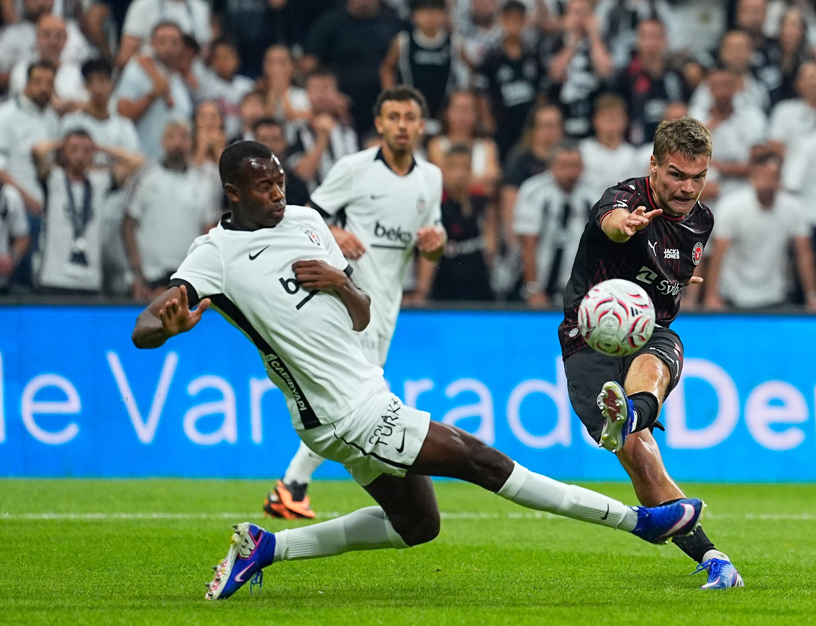 Beşiktaş'ta Djalo, Midtjylland maçında sakatlık nedeniyle oyundan çıktı