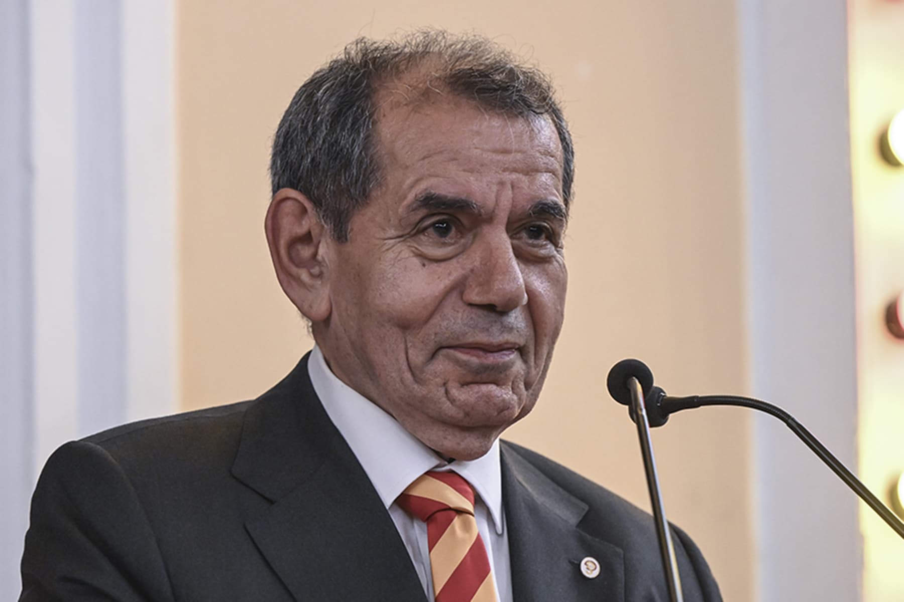 Galatasaray'da Dursun Özbek ilk imzayı atacak