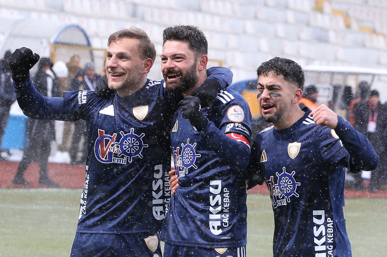 1. Lig'de inanılmaz skor! Erzurumspor gol oldu, Manisa FK'nın üstüne yağdı