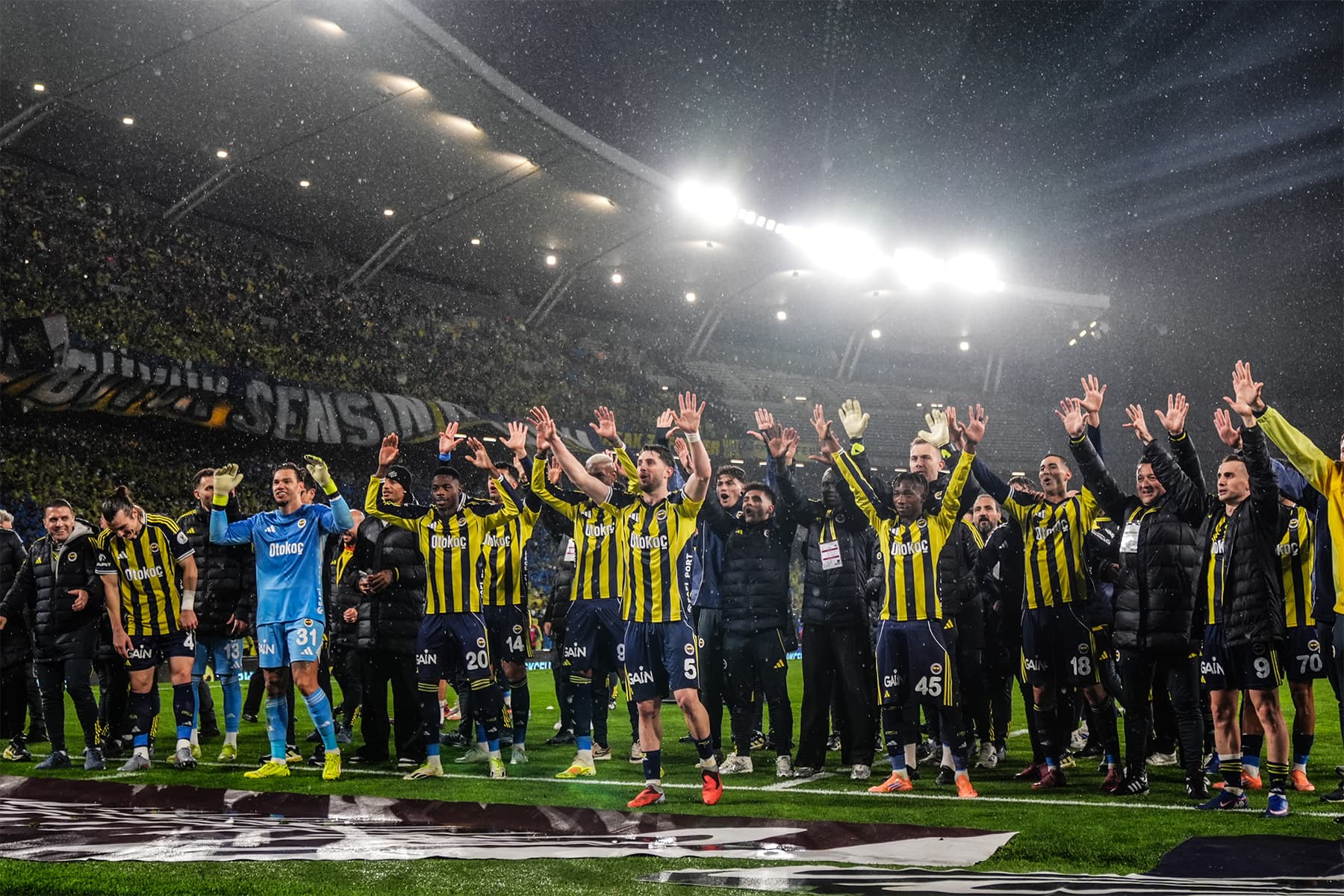 "Fenerbahçe'de 10 milyon euroya 2 senelik imza" | Sporun manşetleri