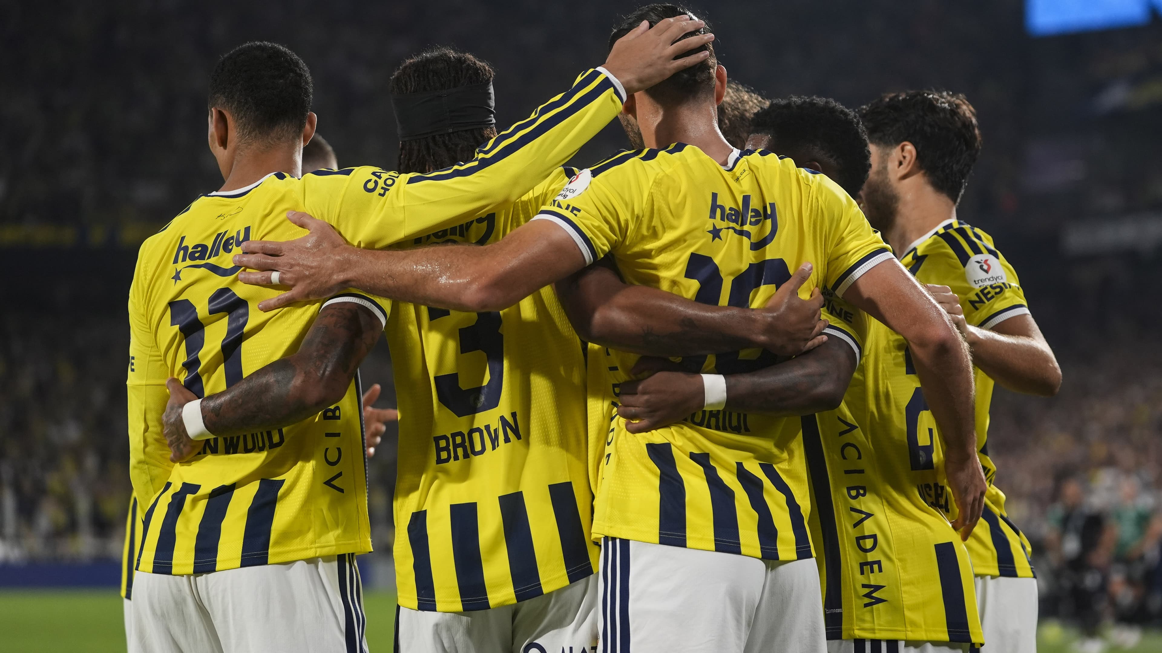 Fenerbahçe, Konyaspor'u 4-2 yenerek galibiyet aldı