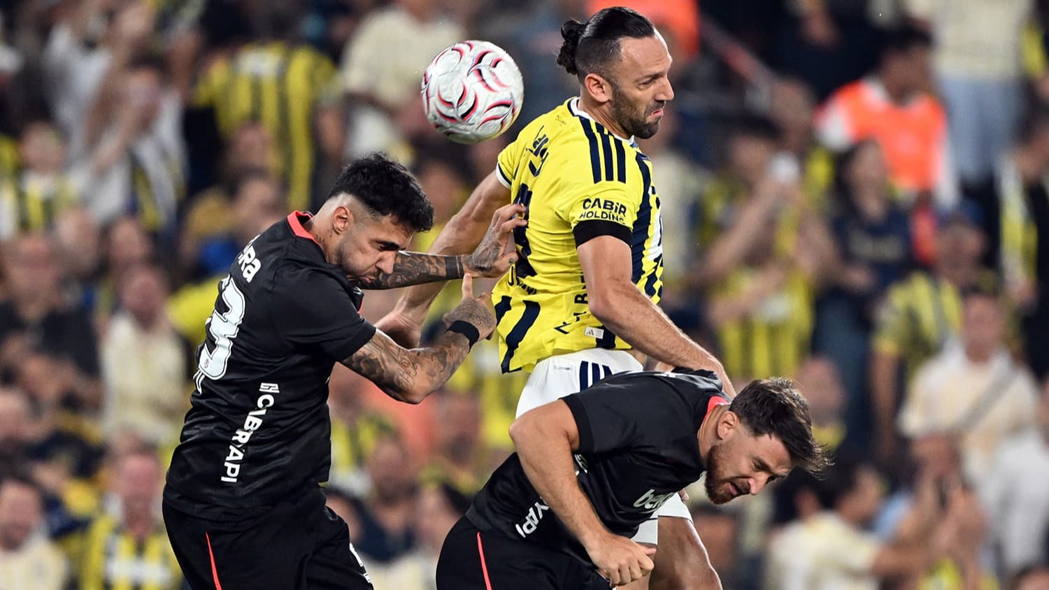 Beşiktaş, Fenerbahçe'yi 2-1 yenerek sezonun ilk derbisini kazandı