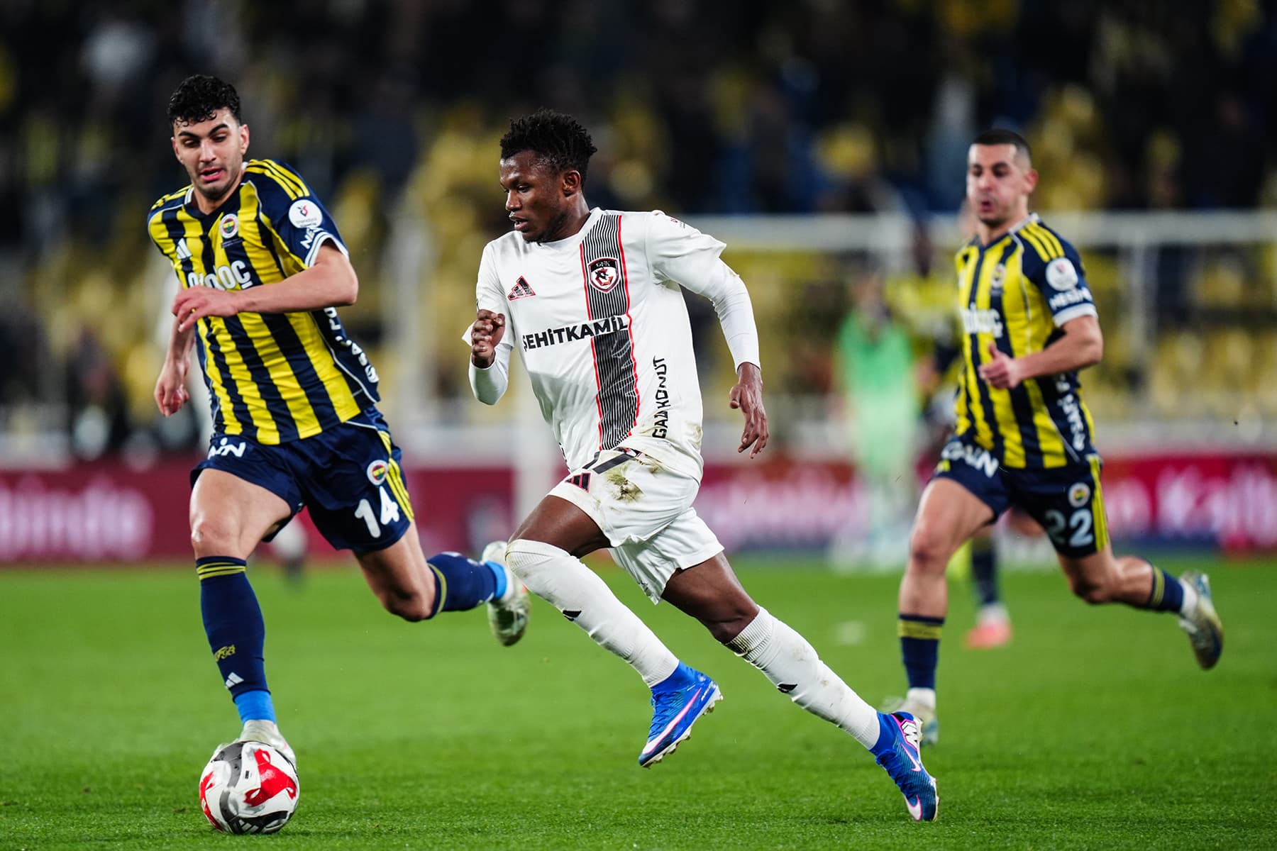 Trio pozisyonu çözemedi! Fenerbahçe-Gaziantep FK maçındaki penaltı kararı için olay yorum